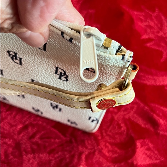 🔥EUC Dooney and Bourke Greta Slim Coated White Canvas Wristlet Clutch - Picture 9 of 11